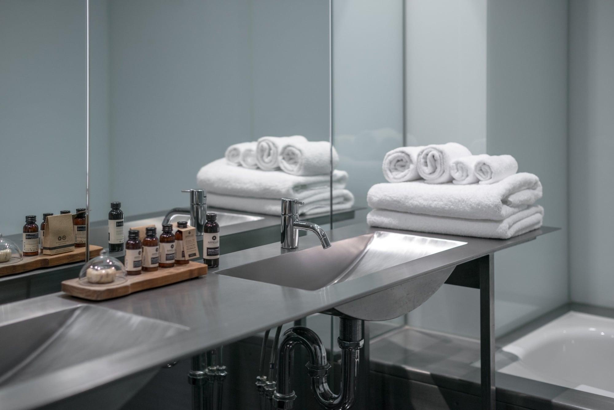 Adelphi Hotel Мелбърн Екстериор снимка Bathroom