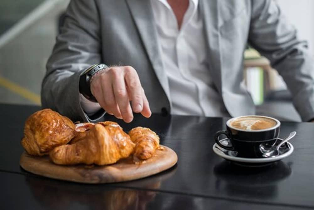 Adelphi Hotel Мелбърн Екстериор снимка A man with a coffee and a pastry