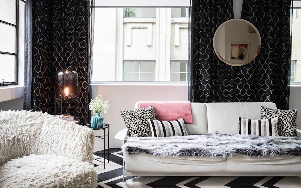 Adelphi Hotel Мелбърн Екстериор снимка A living room with a black and white chequered floor