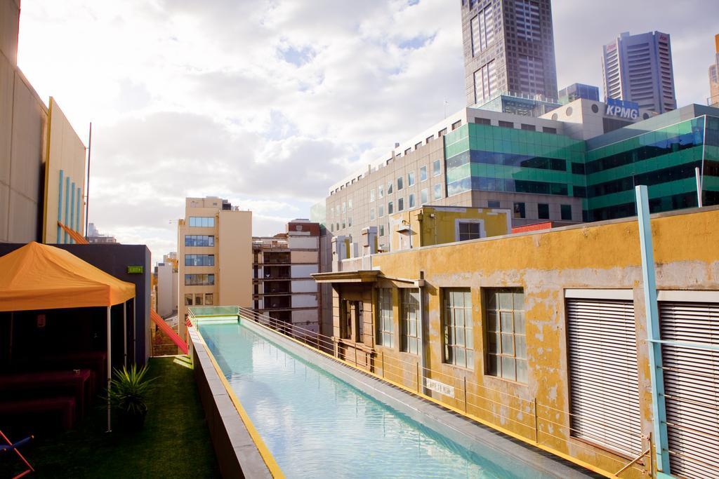 Adelphi Hotel Мелбърн Екстериор снимка The pool at the rooftop of the Standard East Village